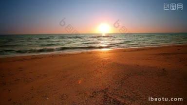 日出与海滩上的波浪
